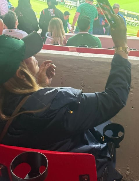Juana Carrillo haciéndose selfies desde el Estadio Banorte (Foto: Facebook)