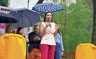 Diana Sánchez Barrios ayuda a vecinos de la Unidad Tlatelolco, les dona material para la basura