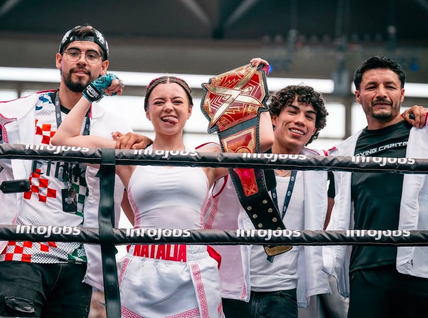 Natalia MX junto a su equipo celebrando (Vía: Instagram)