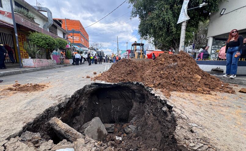 Dos socavones se abren casi al mismo tiempo y se tragan dos camiones a solo 30 metros en Iztacalco