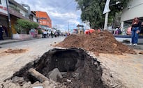 Dos socavones se abren casi al mismo tiempo y se tragan dos camiones a solo 30 metros en Iztacalco