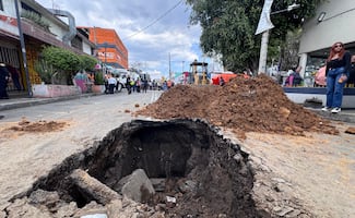Dos socavones se abren casi al mismo tiempo y se tragan dos camiones a solo 30 metros en Iztacalco