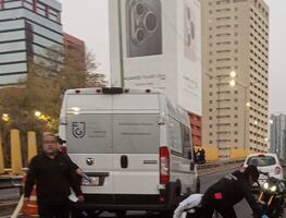 Motociclista muere en curva peligrosa de CDMX, ¿hubo un auto que lo arrojó al pavimento?