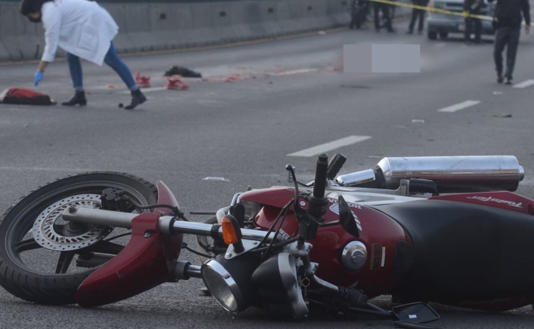 Accidente en autopista Peñón-Texcoco: Motociclistas quedan embarrados en el asfalto