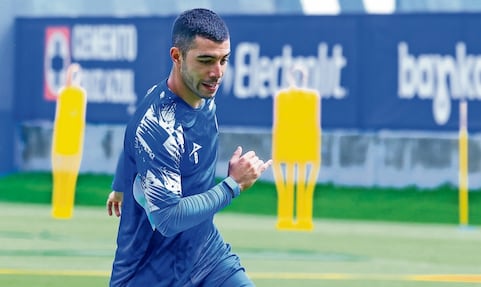Erik Lira reporta con Cruz Azul entre rumores de salida, su futuro sigue sin definirse