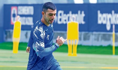 Erik Lira reporta con Cruz Azul entre rumores de salida, su futuro sigue sin definirse