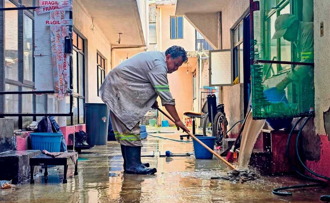 Lluvia se lleva muebles y coches en Xochimilco