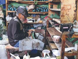 Zapatero mexicano revela la realidad que vive tras la entrada de productos chinos