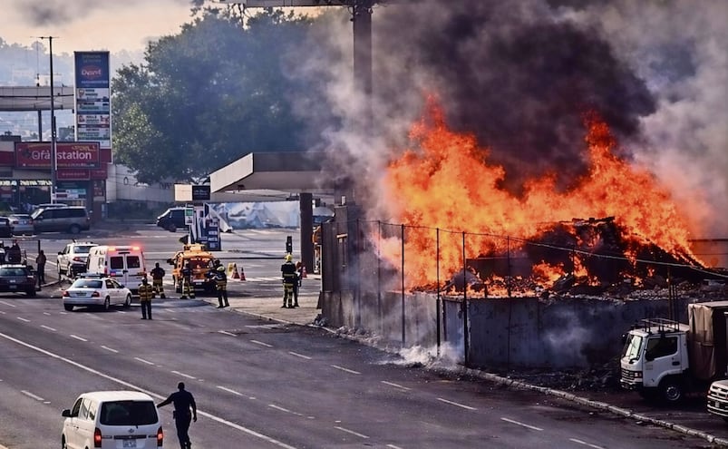 ¡Pipazo! Explota pipa de gas matando a los dos ocupantes y dejando a una mujer herida 