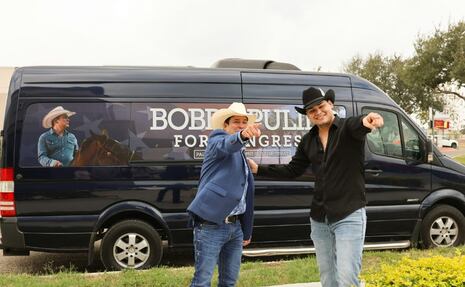 Bobby Pulido cambia escenarios por la política… y reta al trumpismo en Texas 