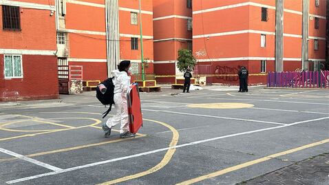 Rojo amanecer en canchas de Iztapalapa, hallan cadáver de un joven