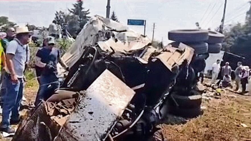 Terror en la México-Tuxpan: torton sin frenos arrasa con todo a su paso, en la "Bajada de la Muerte"