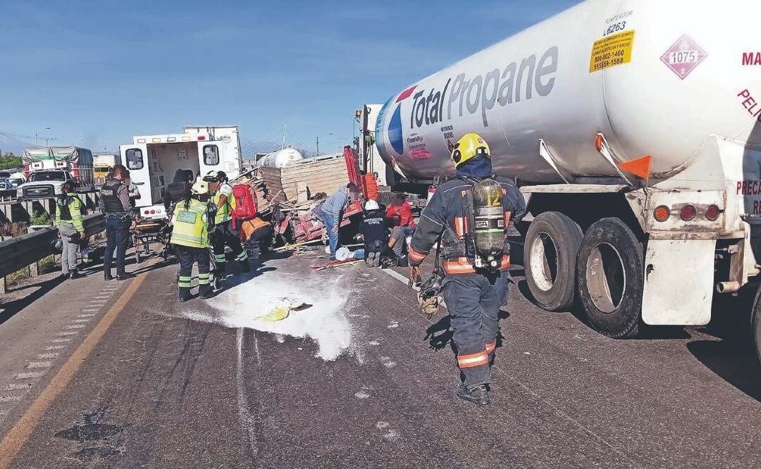 Tráiler se queda sin frenos y acaba con la vida de dos personas en autopista México-Puebla
