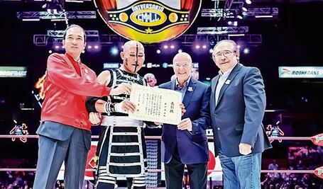 El luchador Okumura es homenajeado por fortalecer la amistad México-Japón