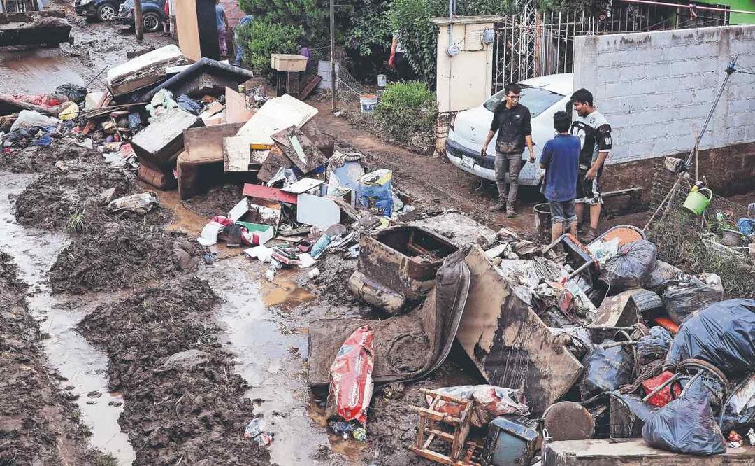 Bajo el agua y lodo quedaron familias de Cuautitlán por el desbordamiento de un canal de riego