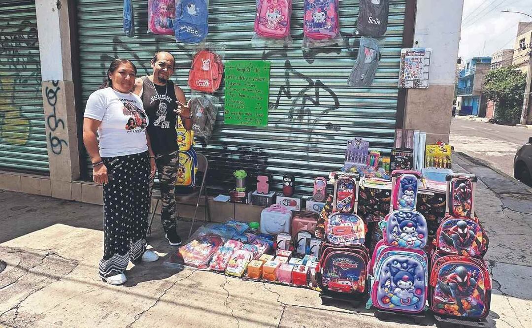 Vampiro Aztaroth y su esposa emprenden con venta de útiles escolares a buen precio