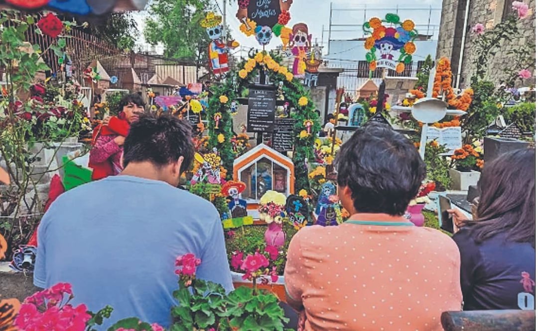 En silencio o con un trago de cerveza, familiares visitan a muertos en la CDMX