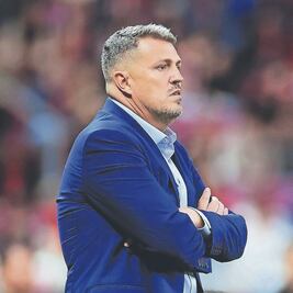 Óscar García se disculpa tras patada a James Rodríguez en el Chivas vs León