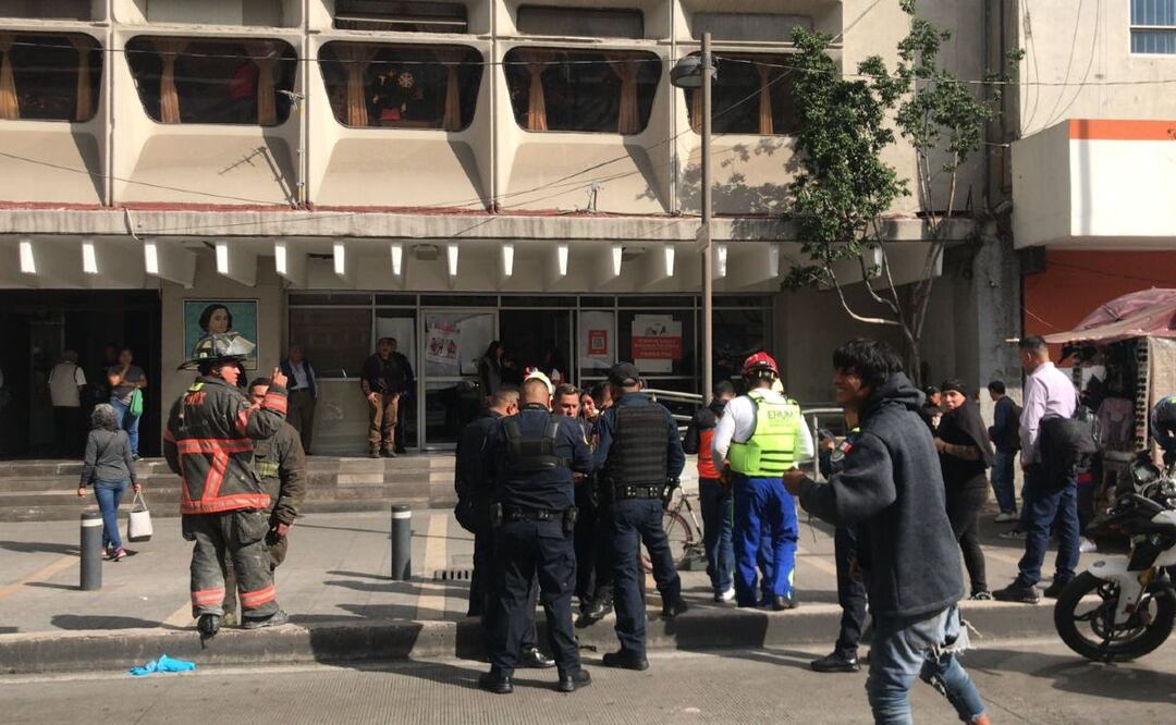 En la estación del Metro Juárez empleado de mantenimiento cae de 6 metro y vive para contarlo