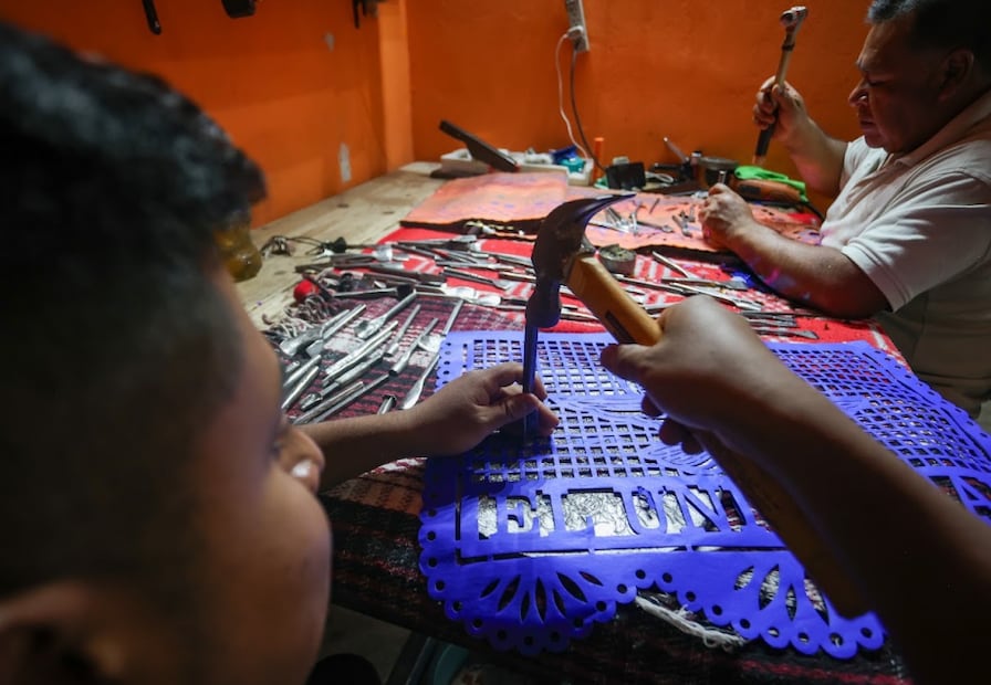 Padre e hijo, mantienen viva la tradición artesanal del papel picado (Foto: Luis Camacho)