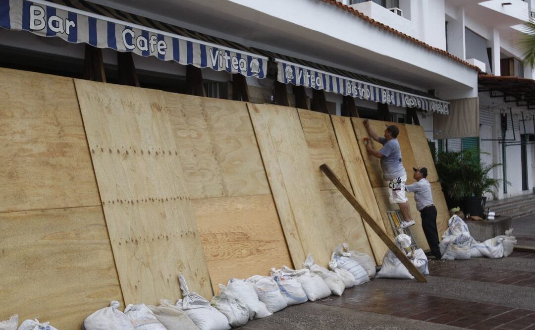 Esto recomiendan las autoridades ante asecho del huracán Lidia en Jalisco