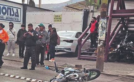 Bolardos causan tragedia en Ecatepec: Biker derrapa y es arrollado por un camión en la López Portillo