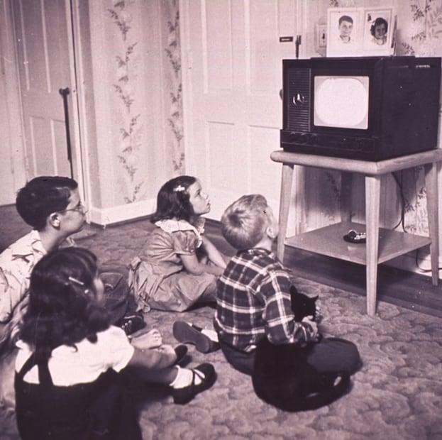Niños viendo caricaturas (Foto: Unsplash)