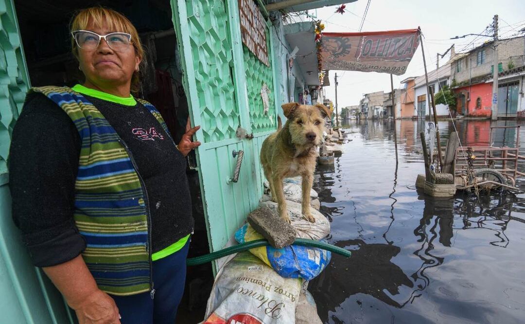 En Chalco vecinos abandonan sus viviendas por afectaciones de la inundación