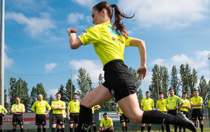 La árbitra que todos voltean a ver: Giuliana Vigile seduce dentro y fuera de la cancha