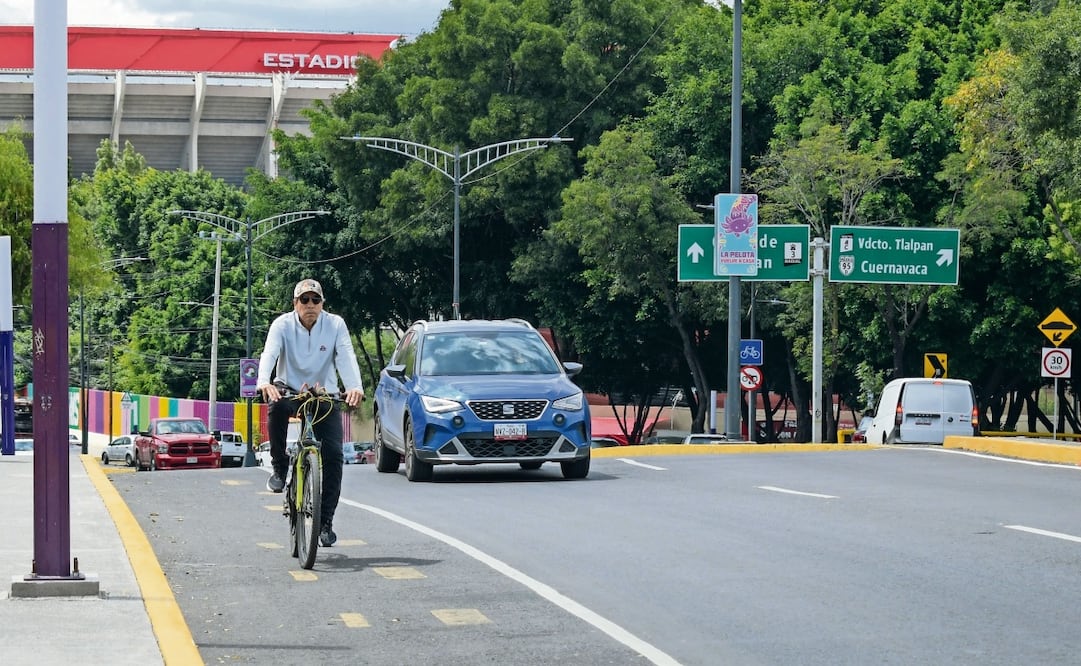 Recorrido por Av. Acoxpa donde ciclistas circulan por una ciclovía marcada con pintura en la calle. Autos y motociclistas invaden ese espacio con frecuencia. Foto: Santiago Cadena / EL GRÁFICO
