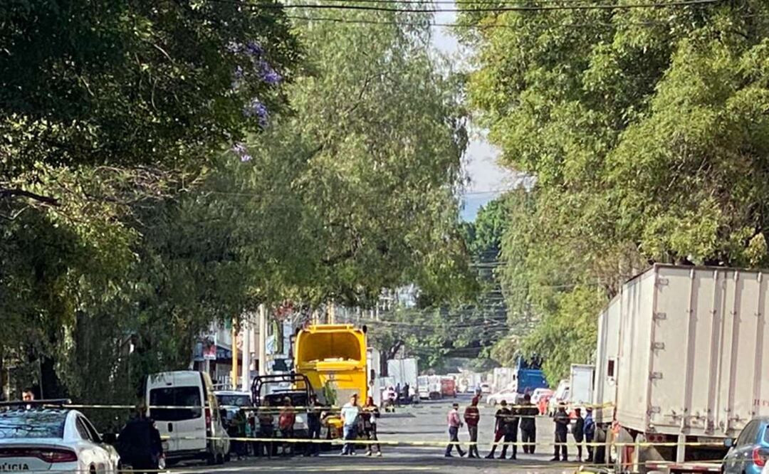 Motociclista derrapó y tráiler le pasó encima en Azcapotzalco