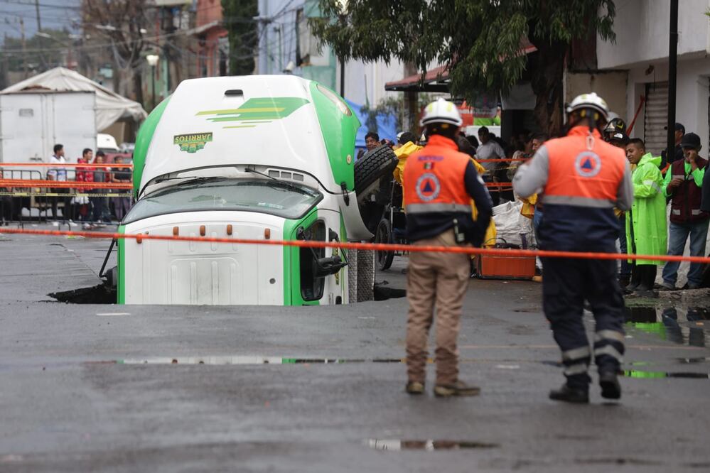 Foto: Francisco Rodríguez (VIDEO Camión refresquero se va con todo y carga a socavón en Iztapalapa)