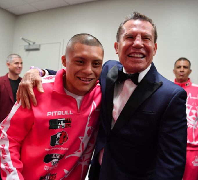 pitbull_y_julio_cesar_chavez.png