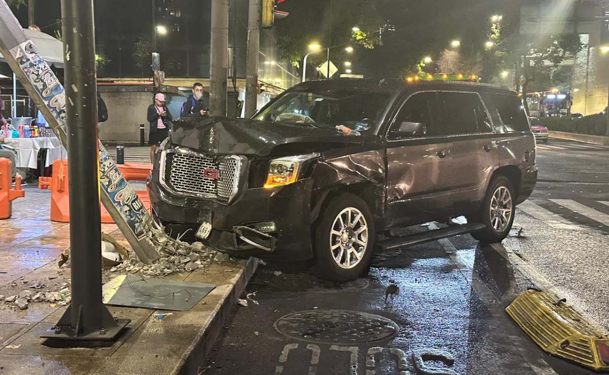 Camioneta choca con poste y es abandonada en alcaldía Cuauhtémoc