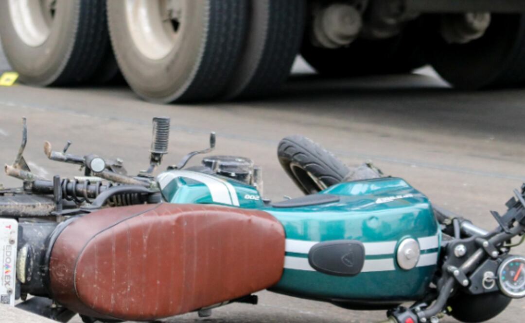 Biker muere bajo las llantas de un camión que esperaba en el semáforo, en la Calzada Vallejo