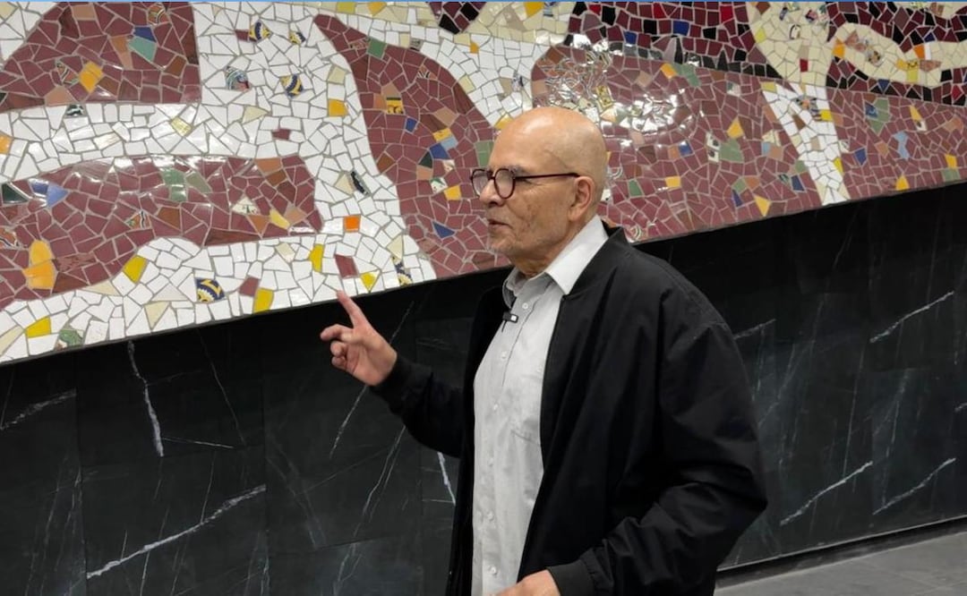 Foto: Especiales (Alberto Castro Leñero supervisa el estado de sus murales en el Metro Tasqueña)