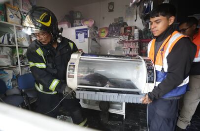 Vecinos salvan a seis mascotas de morir quemadas en veterinaria de Tlatelolco