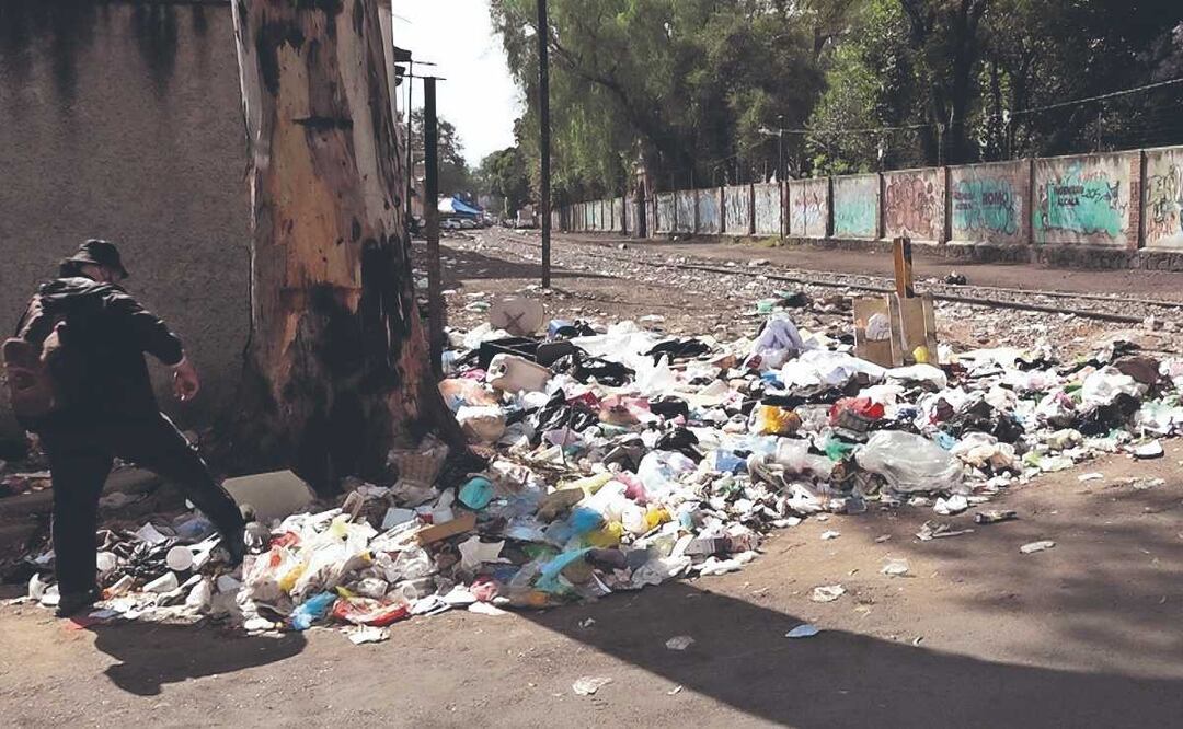 Foco de ifección por basurero ilegalñ entre Azcapotzalco y Miguel Hidalgo. Foto: (Alberto Gozález. El Gráfico)
