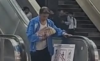 ¡Cardio de alto riesgo! Hombre convierte escaleras del Metro en caminadora