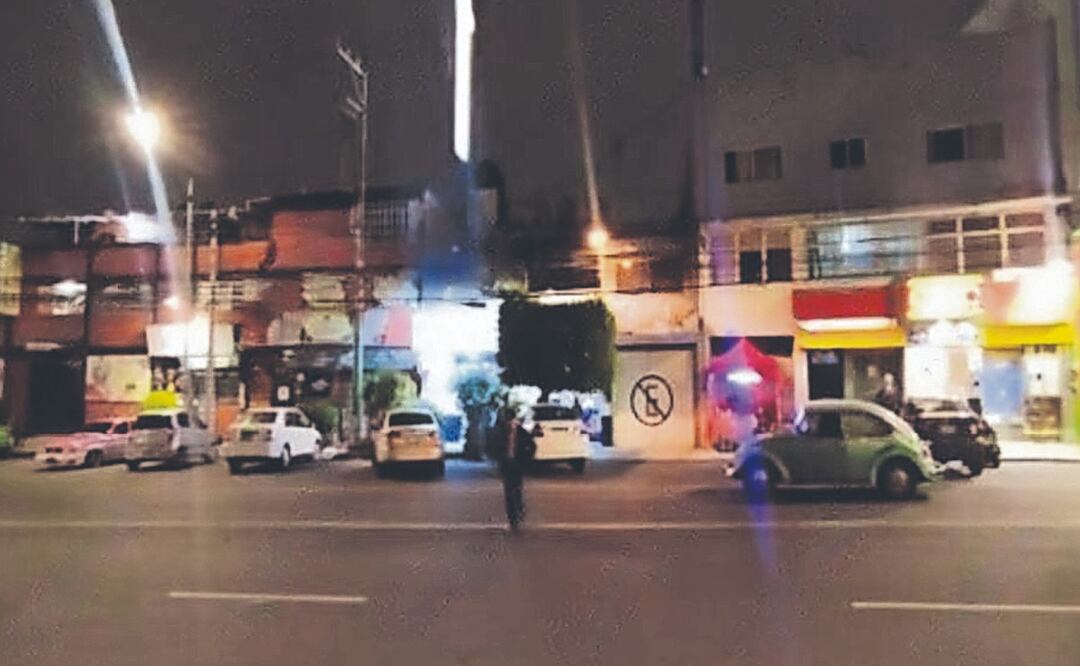 Plomean a carnales por orinar en barda de una casa, en Coyoacán