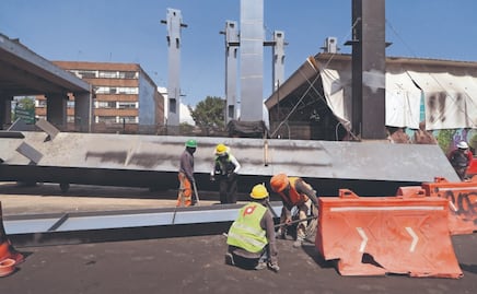 Automovilista se salva de milagro tras caída de viga en obras de Tlalpan