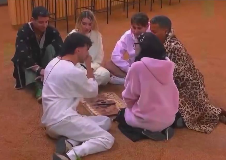 Los habitantes jugando con el tablero (Vía: Redes)