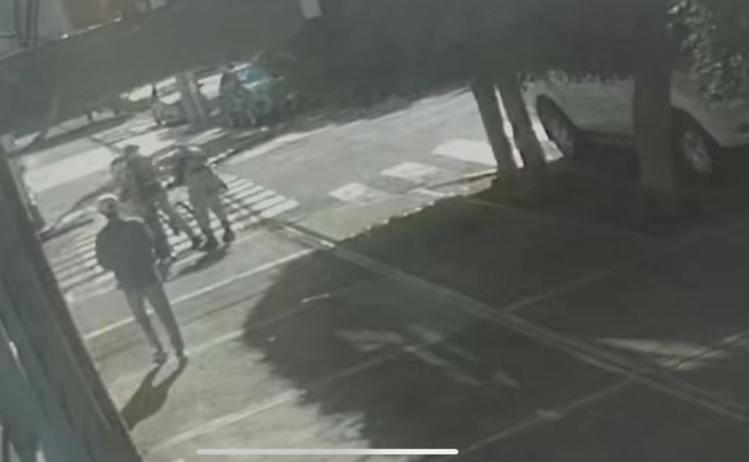 Video: Guardia Nacional detiene a un repartidor en la Colonia Roma, vecinos denuncian abuso