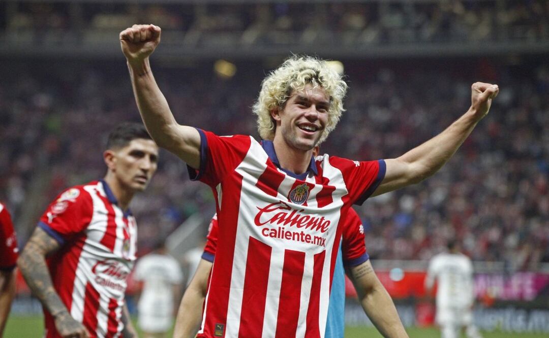 Las Chivas se imponen a Pumas y el “Chicharito” regresa a casa