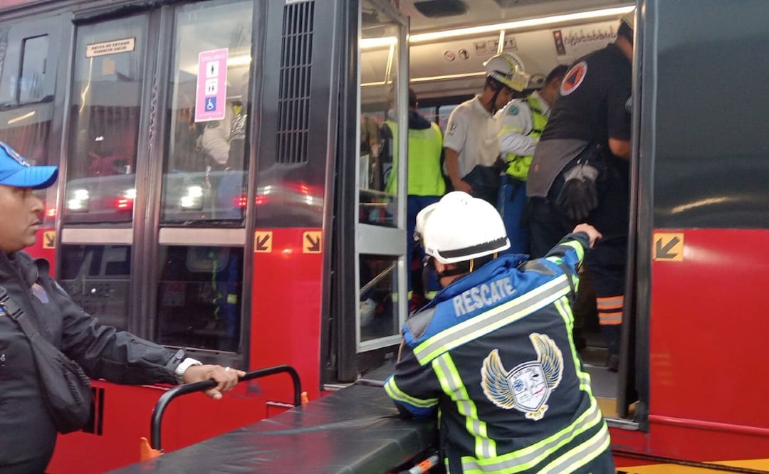 Foto: Francisco Rodríguez (Choque de Metrobús deja 7 lesionados auto invade carril y provoca el accidente)