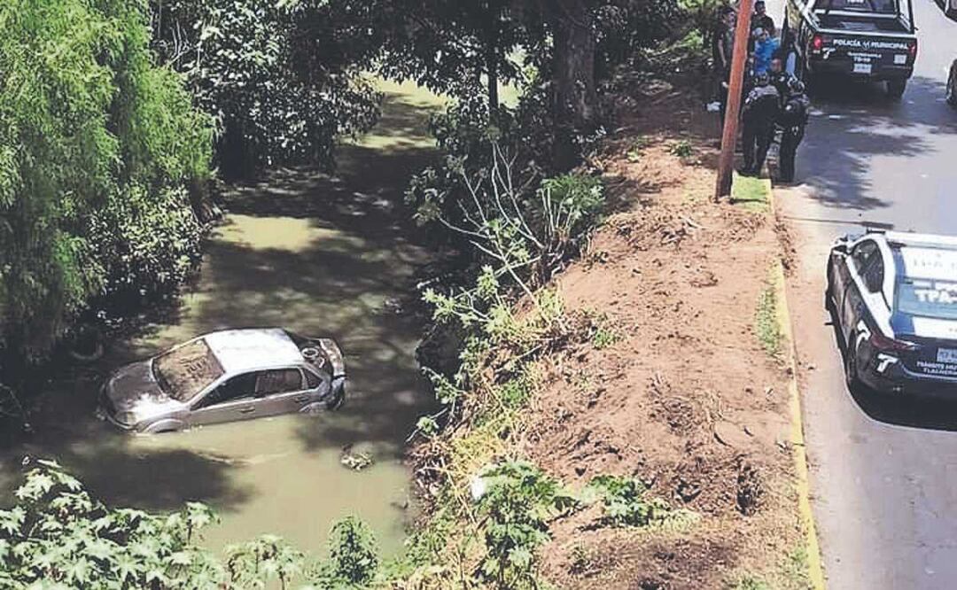 Conductor cae en canal de aguas negras en Tlalnepantla, se refresca y libra la muerte