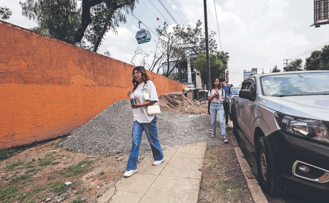 Línea 3 del Cablebús: A días de la apertura, peatones en peligro por banquetas destruidas