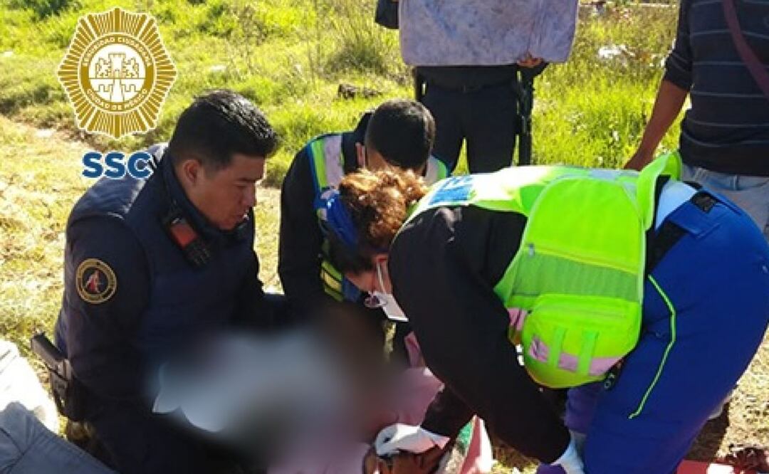 Los uniformados que realizaban sus funciones de seguridad y vigilancia por la zona atendieron el reporte de una mujer con contracciones en la avenida Canal de Chalco al cruce con la calle Piraña