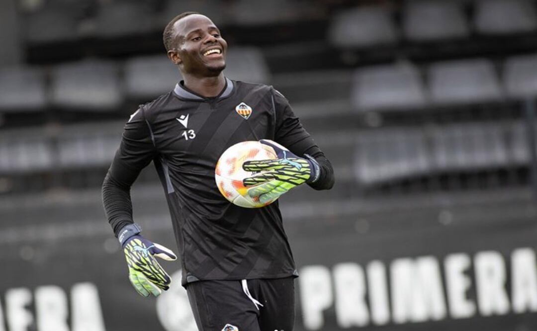 Cheikh Sarr ofreció disculpas al futbol, pero no al fan que lo insultó por su color de piel