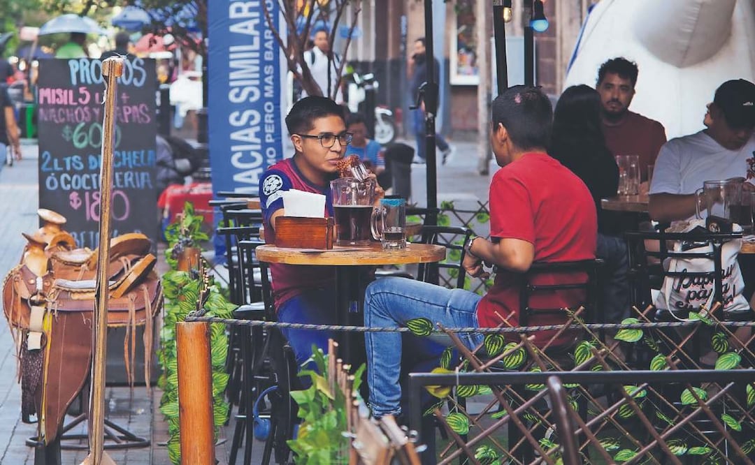 Negocios del Centro Histórico no pelaron las nuevas reglas y siguen vendiendo alcohol. Foto: (Osmar Alvarado. El Gráfico)